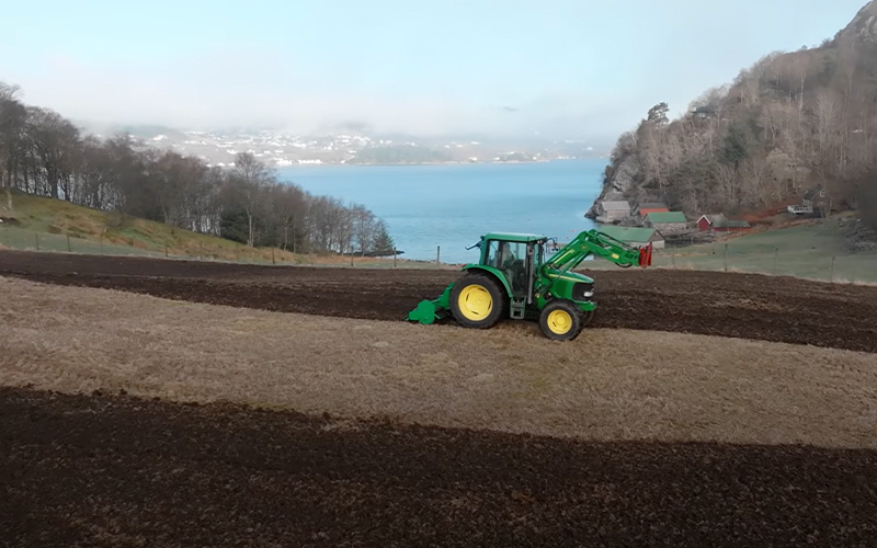Traktor på beite i norsk natur
