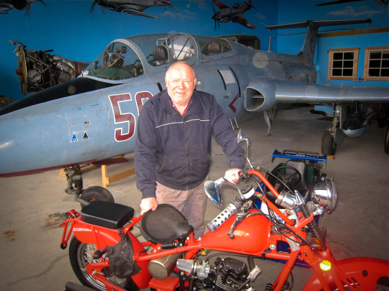 Rolf Wee i sitt eget kjøretøysmuseeum, der severdighetene består både av gamle lastebiler, veteranbiler, motorsykler og et gammelt jagerfly.