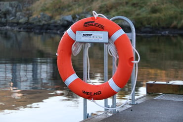 Gir bort redningsbøyer for å sikre fritidsbåthavner