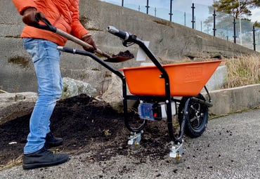 Elektrisk trillebår forenkler hagearbeidet