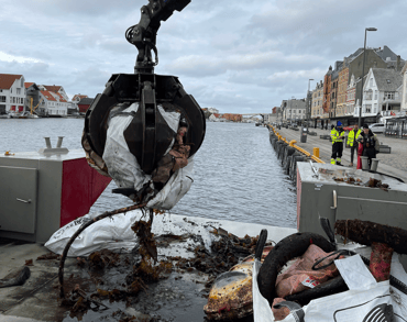 Dykkere hentet opp to tonn avfall fra havbunnen