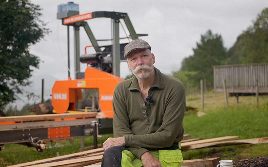 Johan bygger tilbygg med gamle metoder, med moderne sagbruk fra Wee.no