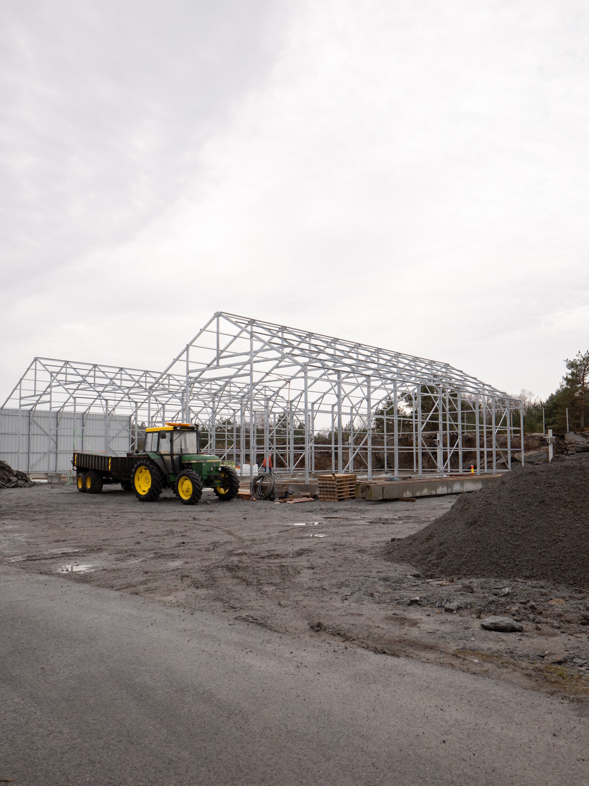 Stålhall Anne 10x20x7,3 meter med isolert leddport - Wee.no